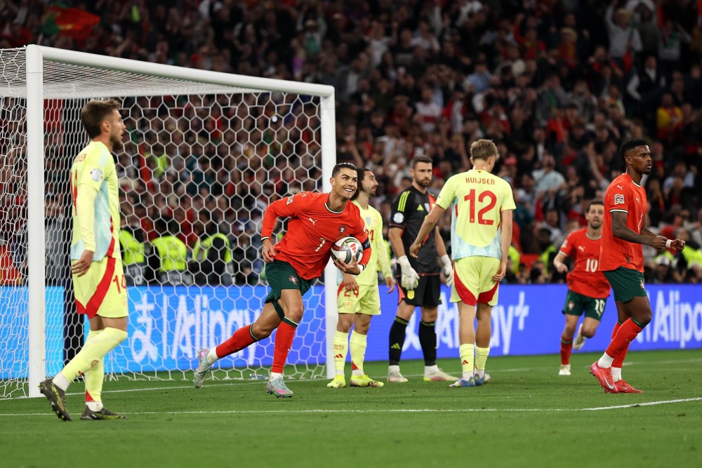 爱游戏首页入口包含C罗迎来十二赛季高光表现，巴塞罗那球迷沸腾！的词条